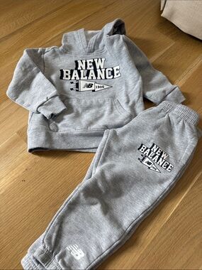 New Balance Gray Logo Hoodie & Joggers Set - Kids